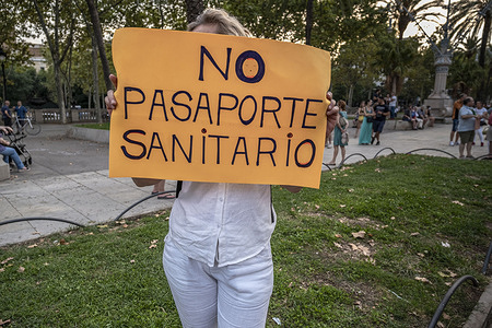 A protester holding a placard against health passports during the demonstration.
Hundreds of people have gathered at the Arc de Triomf against the campaign launched by the Department of Health and the Spanish Government to vaccinate children against Covid 19.