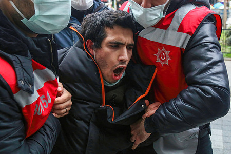 A protester being brutally arrested by police, during a demonstration in support of Bogazici University students.
For about three months now, Bogazici University students in Kadikoy have been protesting against Melih Bulu, who was appointed rector of the University by President Recep Tayyip Erdogan. Students claim the appointment is unlawful and pro-ruling.