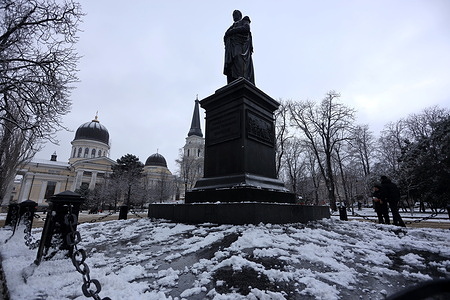 Teenagers stand on snow-covered Cathedral Square near the monument to Mikhail Vorontsov. On the morning of January 10, 2026, light snow fell in Odessa.Blizzard, ice and strong winds are expected on Sunday, January 11, 2026 throughout the Odessa region. Wind gusts can reach up to 20 m/s, warns the Hydrometeorological Center of the Black and Azov Seas. The first level of danger (yellow) has been declared.