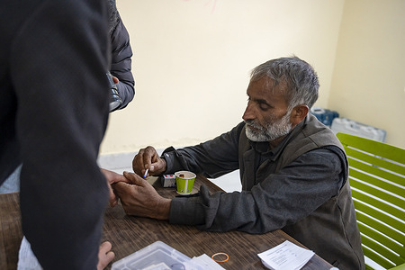 A polling officer applies ink to a voter after he has cast his vote. Voting began on Tuesday for the assembly elections in central Kashmir. The by-election was triggered after Abdullah, who won from both Ganderbal and Budgam in the 2024 J&K assembly elections, chose to retain his party’s traditional Ganderbal seat. Both constituencies are located in central Kashmir.
