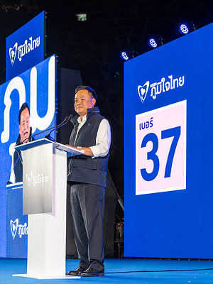 Prime Minister and Bhumjaithai Party leader Anutin Charnvirakul speaks on stage during a Bhumjaithai Party rally at Lumpini Park. The Bhumjaithai Party held a major campaign rally at Lumpini Park in Bangkok, where party leader and Prime Minister Anutin Charnvirakul addressed supporters ahead of Thailand’s general election on February 8, 2026.
