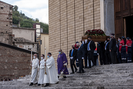 The casket of the Calabria regional governor Jole Santelli is carried outside St. Nicholas Church.
A funeral ceremony of the Calabria regional governor Jole Santelli (FI-EPP) was held at St. Nicholas Church in Cosenza by the Archbishop of Cosenza-Bisignano Mons. Francesco Nolé. Prime Minister Giuseppe Conte, the Minister for the Interior Luciana Lamorgese, Senate President Elisabetta Casellati and other politicians, attended the funeral ceremony.