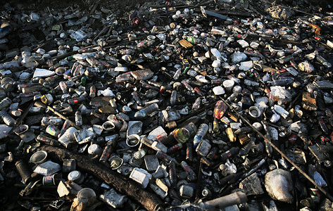 A pile of garbage polluting the coast.
Plastic waste that has accumulated around the coast endangers marine life and local residents.