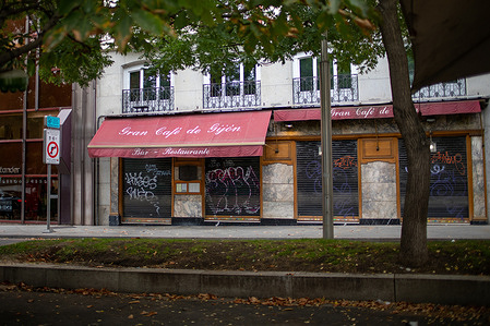 The shutters of Cafe Gijon remain closed. The legendary Café Gijón in Madrid is closing a century of existence and will become part of the Cappuccino Group's collection of exclusive restaurants.
Café Gijón closed in early October 2025 for renovations. Madrid's iconic Café Gijón has temporarily closed its doors for renovations and will reopen in 2026 under the management of the Cappuccino Group. The Mallorcan Cappuccino Group is the new owner of the historic establishment.