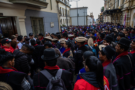 The Misak community trying to enter inside the chancellery in Bogotá as an act of protest. On Abril 21st, a group of 1,000 indigenous Misak arrived in Bogotá to ask the government for a solution to a dispute over their ancestral land with a Nasa indigenous group, based on the Colonial Title n.1146 from 1966. The Misak community denounced that the Nasa group has recently occupied their ancestral land. After spending the afternoon and the night in front of the Chancellery, waiting for a response, as part of the protest, and tired of waiting, Misak members tried to enter the minister's building by force. Thereafter, the group continues to occupy the area peacefully. The day after, the Misak community found an agreement with the government who promise them to solve the problem, and they went back to their territory.