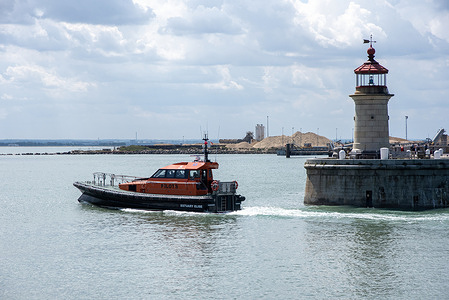 The pilot boat is leaving the Royal Harbour. "Estuary Elise" is a pilot boat, and it is based in Ramsgate, UK. The boat recently joined Estuary Services Limited. It is used to transport marine pilots to and from ships navigating the Thames Estuary and Medway.