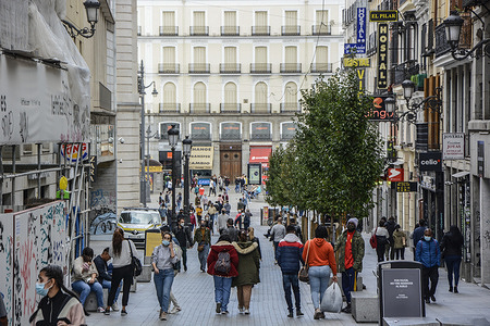 People wearing face masks as a preventive measure walk on the street.
The coronavirus crisis forces the city of Madrid to be confined due to an increase in covid-19 cases, as of today, the Spanish Government confines the city. Restaurants and pubs are obliged to close at 23:00 and Playgrounds will remain closed until further notice.