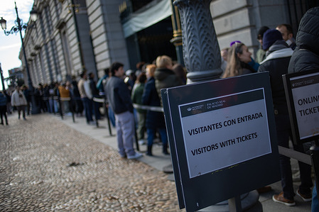 A sign provides directions to the Royal Palace of Madrid. Hundreds of tourists took advantage of December 27th, the last Saturday of 2025, to visit the Royal Palace of Madrid.