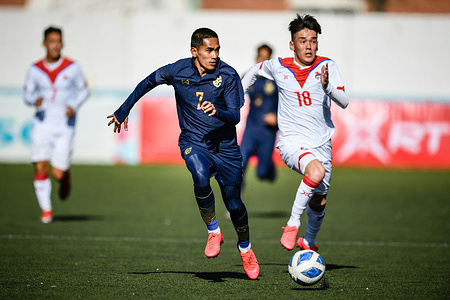 Jakkit Palapon (L) of Thailand and Munkhkhuslen Munkhsaikhan (R) of Mongolia are seen in action during the AFC U23 Asian Cup Uzbekistan 2022 Group J qualifying round between Thailand and Mongolia at the MFF Stadium in Ulaanbaatar.
(Final score; Thailand 1:1 Mongolia)