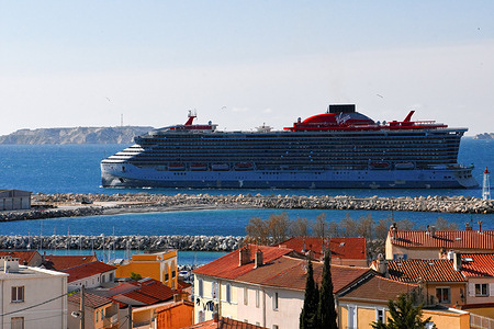 The Valiant Lady arrives in Marseille.
The cruise ship Valiant Lady, from the Virgin Voyages company, arrives in Marseille for painting work.
After leaving the port of Genoa on March 12, to carry out a series of technical sea trials, the ship returned to the dock to disembark some crew members who had tested positive for Covid-19.