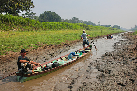 In Santa Maria do Tapara,1 to 3 times a week, residents fill their containers at the Santana community well. The journey is slowed by drought and the boat frequently gets bogged down. An unprecedented drought struck the Amazon, drying waterways, isolating communities, and devastating flora and fauna through widespread fires.