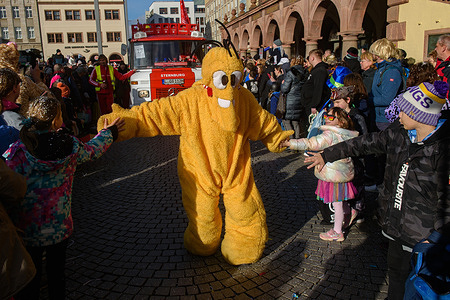 People dressed in carnival costumes take part during the carnival parade "Große Leipziger Rosensonntagsumzug" (Great Leipzig Carnival Procession) in the city center. After three years of forced break because of the Coronavirus pandemic, the Leipzig carnival parade took place again on carnival Sunday. Shrovetide carnivals take place this week throughout Germany.