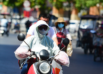 A woman rides an electric bike on a sunny day in Fuyang City.
According to the forecast of China's Central Meteorological Observatory, on June 6, the high temperature weather in northern China will reach its peak in the near future, with the largest range and intensity this year. The temperature in some areas will exceed 40 degree.