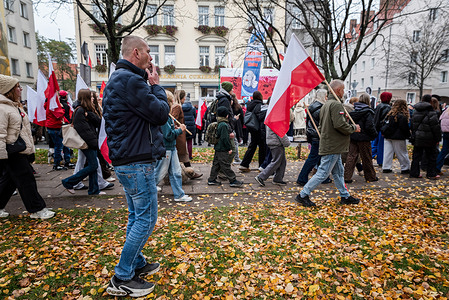 A man watches people passing by during Independence Day celebrations. 11 November 2025 marked the 107th anniversary of Poland regaining its independence. To celebrate this occasion, a colourful parade took place in the streets of Gdańsk. Numerous groups took part in the parade, including soldiers, stilt walkers, schoolchildren, actors dressed in period costumes, and dancers in folk costumes. Representatives of various social groups celebrated the regaining of independence together.