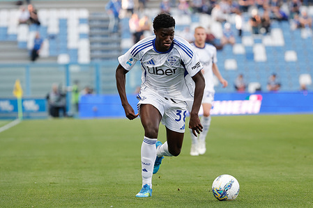 Assane Diao of Como 1907 seen in action during the Italian Serie A soccer match US Sassuolo Calcio vs Como 1907 at Mapei Stadium-Città del Tricolore.
Final score US Sassuolo Calcio 2:1 Como 19072