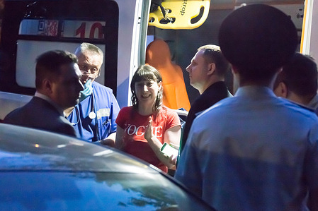 The freed hostage stands near the ambulance.
A man in eastern Moscow held a family of three hostages. The conflict took place in a residential building on Molostovs street. The police found out that a man in an apartment had fired a shot at the ceiling and was illegally holding a family of three who lived in the next room. One of the hostages in a house in the east of Moscow died from a bullet wound, but the offender was detained. The invader stabbed himself and was taken to a medical facility. The woman and child who were in an apartment did not suffer any injuries, but were left without a breadwinner.