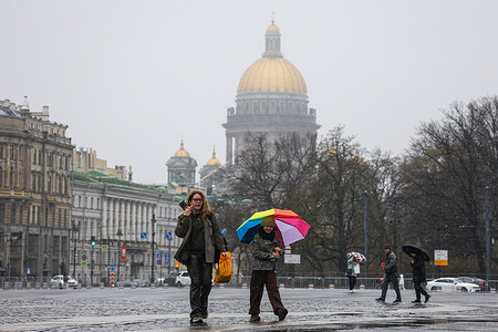 People walk along Palace Square during the rain with St. Isaac's Cathedral in the background. At the end of April, St. Petersburg found itself in the zone of action of a powerful Atlantic cyclone, which brought a sharp and large-scale change in weather to the region. The abnormally warm days were replaced by a sharp cold snap, accompanied by heavy rains turning into intense snowfall.