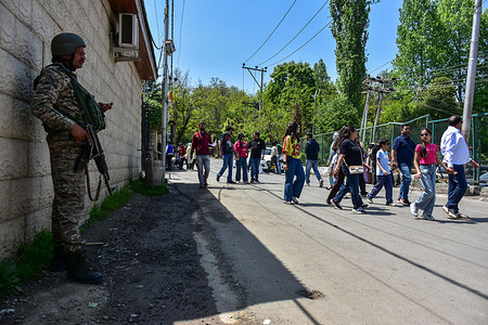A paramilitary trooper seen standing alert as Indian tourists walk outside the Botanical garden in the summer capital of Jammu and Kashmir. One year after the Pahalgam militant attack, that left 26 people, mostly tourists dead, security has been significantly stepped up across the Valley’s tourist circuit, even as a slow and cautious recovery in visitor numbers continues.
Tourism in Kashmir is showing steady signs of revival, with improved visitor inflows, renewed hotel occupancy, and a gradual return of confidence among travelers and stakeholders.