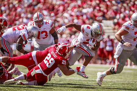 Ohio State's J.K. Dobbins (2) carries the ball against Indiana University during an NCAA football game at IU's Memorial Stadium.
(Finale score: Ohio state 50 - 10 Indiana University )