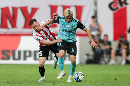 Otar Kakabadze of Cracovia Krakow (L) and Soichiro Kozuki of Gornik Zabrze (P) in action during the Polish PKO Ekstraklasa League 2023/2024 football match between Cracovia Krakow and Gornik Zabrze at Cracovia Stadium. Final score; Cracovia Krakow 5:0 Gornik Zabrze.