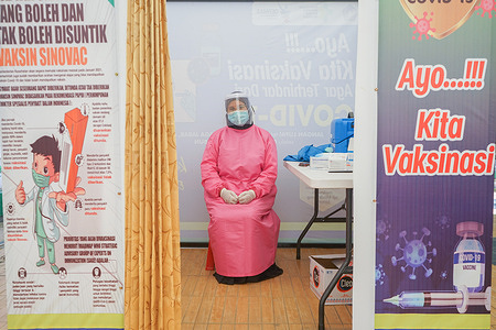 A nurse seen waiting for people to be vaccinated.
The mass vaccination program for the elderly has started in Sulawesi Province after most of the medical workers have been vaccinated. The vaccination program will expand to the rest of the population after most of the elderly (over 60s) population has been vaccinated.