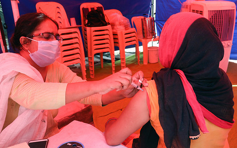 A health worker administers a dose of the Covaxin Covid-19 vaccine to a resident of Anna Nagar slum cluster area.
The Union Health Ministry said that the cumulative number of Covid-19 vaccine dose administered in the entire country is 860,000,000 doses, with over 10 millions of Covid-19 vaccine doses given on Monday 29 September 2021.