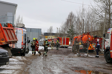 Rescuers of the Ministry of Emergency Situations of Russia are running to the site of a fire in the north of Saint Petersburg. Rescuers and the fire brigade responded to a fire alarm at a warehouse in St. Petersburg. Initial reports say that several gas cylinders have exploded at a warehouse on the territory of the Petrograd production and procurement enterprise.
