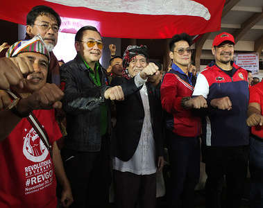 Members of the Muslim community, together with movie actors Jorge Estregan, Robin Padilla and Moro National Liberation Front founder Nur Misuari and DILG undersecretary Martin Diño showing their clench fists during the protest.
Supporters of President Rodrigo Duterte troop to Quirino Grandstand in Manila. The Moro National Liberation Front (MNLF), Cordillera People's Liberation Army (CPLA) and other attendees from different parts of the Philippines show their support for President Duterte calling for both federalism and a revolutionary government.