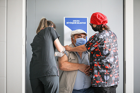 A nurse administers a dose of Biontech vaccine to a man during the Covid-19 Vaccination operation at Kizilay Square.
In Ankara's central Kizilay Square, teams affiliated to the Ministry of Health are carrying out vaccination against COVID-19. Citizens are offered Sinovach vaccines.