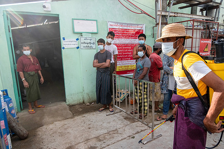 People waiting to refill their empty oxygen cylinders at the oxygen-filling center, amid the surge in covid-19 cases.
Myanmar is facing a shortage of oxygen tanks to treat patients in most hospitals throughout the country. Myanmar Health Ministry has recorded a total of 213,000 infections, 4,346 death and 154,000 recovered since the beginning of the outbreak.