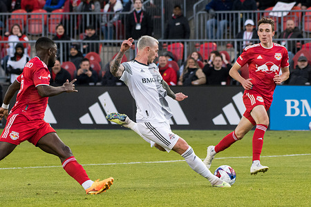 Federico Bernardeschi #10 of Toronto FC in action during the MLS game between Toronto FC and New York Red Bulls at BMO field. The game ended 0:0.
