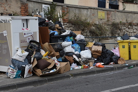 Large pile of garbage on Boulevard Roger Chieusse in the 16th arrondissement of Marseille following a strike by garbage collectors since December 17th as garbage cans continue to pile up on the sidewalks of the city.
The strikers demand the replacement of the site director and his deputy, accusing them of moral harassment.