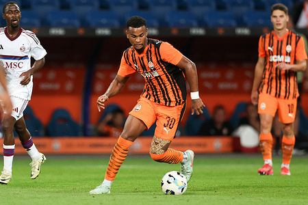 Alisson Santana Lopes da Fonseca of FC Shakhtar Donetsk seen in action during the UEFA Conference League 2025/2026 match between FC Shakhtar Donetsk and Servette FC at Municipal Henryk Reyman Stadium. Final score FC Shakhtar Donetsk 1 : 1 Servette FC