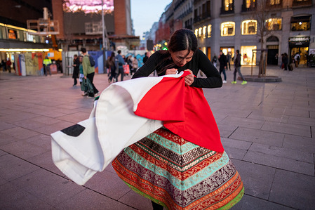 A young woman of Iranian origin dances the traditional "Simurgh Dance" in Madrid's Plaza de Callao. Simurgh Dance, is an artistic and spiritual expression deeply rooted in Persian culture and Sufi mysticism. It represents the journey of the human soul towards transcendence, wisdom, and unity with the divine. The "Simurgh" is a mythical bird from Iranian mythology, similar to the Phoenix.
The dance represents a protest against the deaths at the hands of the Islamic Republic regime during the protests of recent weeks throughout the country.