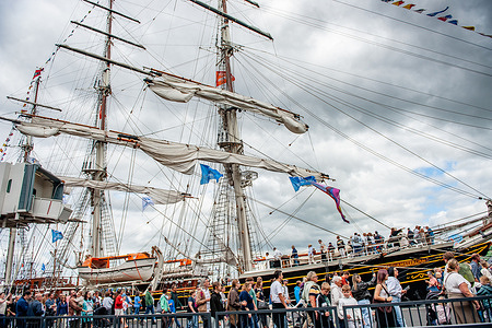 Hundreds of people wait to board the Clipper Stad Amsterdam. Held only once every five years, this sailing event welcomes majestic tall ships and other sailing vessels with a total of 10,000 ships from 20 countries participating this year. SAIL 2025 marks a triple anniversary: the 10th edition of SAIL, 50 years since the event’s founding, and the 750th anniversary of the city of Amsterdam.
