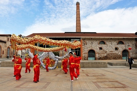 Chinese dancers are seen performing the dragon dance which symbolizes good luck during the event.
Hundreds of people attend the celebrations for the coming of the Chinese New Year 2019 of the pig which symbolizes family and homes, they learn about Chinese traditions, the music, the acrobatics, the opera Kunu, kung fu and dances.