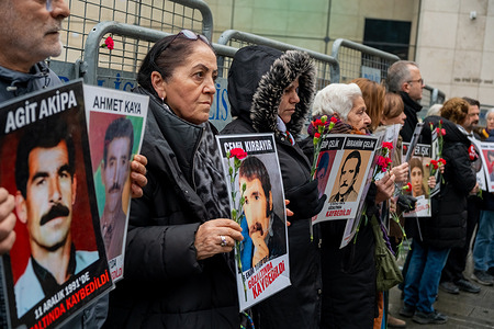 Families holding photos of those who disappeared while in custody. In front of Istanbul Galatasaray High School, the Saturday Mothers held their 1084th weekly protest for victims who “disappeared” during detention processes carried out by state-affiliated institutions and paramilitary groups in the 1990s, accompanied by photographs of the disappeared and carnations. The Saturday Mothers held their first gathering on May 27, 1995.