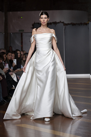 A model walks the runway wearing a design by atelier couture during Fashion Week de Madrid in Fabric de Tapices.