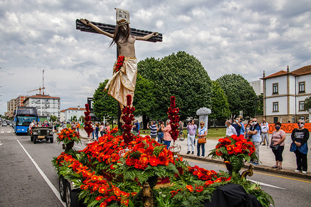 Sculpture of Jesus Christ on the cross seen during the procession.
For the first time in 700 years, the Procession of Senhor de Matosinhos was carried out in vehicles to run at a faster speed avoiding people following due to the covid_19 pandemic. The procession was broadcast live on social networks and television asking people to stay at home.
