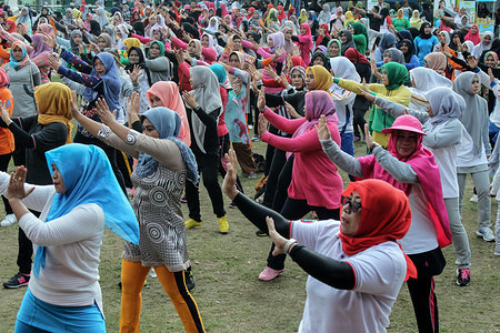 Participants seen dancing during the event.
Thousands of health workers and the general public perform healthy gymnastics in the city of Lhokseumawe. The event is to commemorate the 53rd National Health Day (HKN) Indonesia, which aims to campaign for healthy living and prevent various disease threats and foster clean life behavior to the community, especially in the family environment.