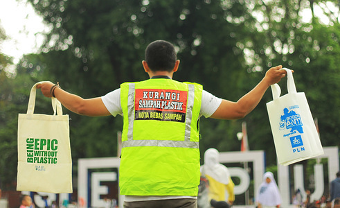 Environmental volunteer seen offering eco-friendly shopping bags made from cassava to replace plastic bags in the Sempur sports area. 
The Bogor City Government will ban the use of plastic bags in the modern, retail, and shopping center markets to reduce plastic waste pollution on December 1, 2018.