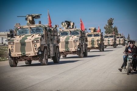 Fleet of armored vehicles seen during the patrol.
The Turkish army begins its first patrol around the Syrian border in the demilitarized zone between the control points with a number of armored vehicles.