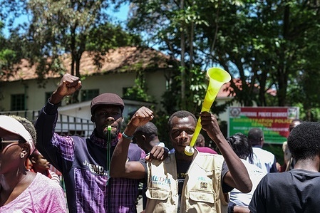 Members of the Nakuru Journalists Association raise their feasts as one after issuing a press statement condemning acts of police harassment and brutality against journalists in the course of their work as they commemorated World Press Freedom Day.