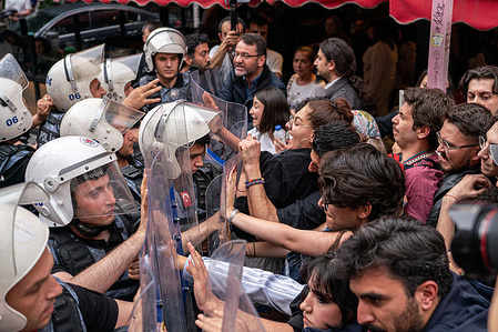 A scuffle between police and protesters. 12 years after the nationwide Gezi Park protests, which began as an environmental sit-in and grew into a widespread anti-government movement, tensions remain high. On the anniversary’s first day, a brawl broke out in Ankara’s Güvenpark, where protester Ethem Sarısülük was killed in 2013, between police and members of political parties and civic groups who had gathered to commemorate the event.