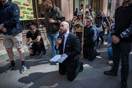 UKIP leader Nick Tenconi kneels during a praise Jesus procession in London. UKIP leader Nic Tenconi led a “Praise Jesus” procession from Westminster Cathedral through central London to Parliament Square. Supporters walked in prayer and song, carrying banners and crosses, creating a visible public display of faith and drawing attention as crowds gathered along the route.