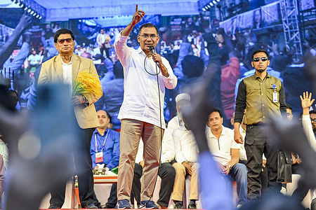 Bangladesh Nationalist Party (BNP) Chairperson Tarique Rahman speaks to his supporters during the last day of the election campaign.