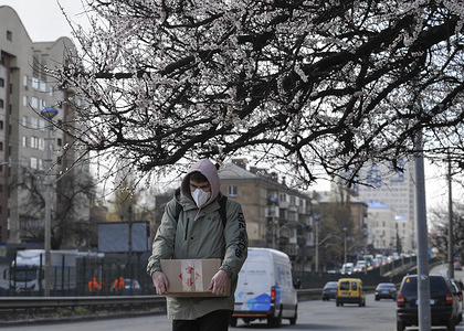 A man wearing a protective mask as a precaution against the corona virus walks down the street close to a blooming cherry tree during the corona virus pandemic.
In Ukraine 549 laboratory-confirmed cases of COVID-19, of which 13 were fatal, 8 patients recovered. During the day, 69 new cases were recorded, reports Ministry of Health Ukraine.