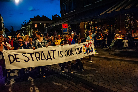 The protest is passing by in front of people sitting on terraces. A large procession of people marched through the center of Nijmegen against intimidation and sexual violence on the street.
In places where women are often harassed, they wrote texts in chalk on the ground that expressed the usual sentences that men used to molest them, as well as feminist texts. The demonstration is known as the 'Witches Night.'