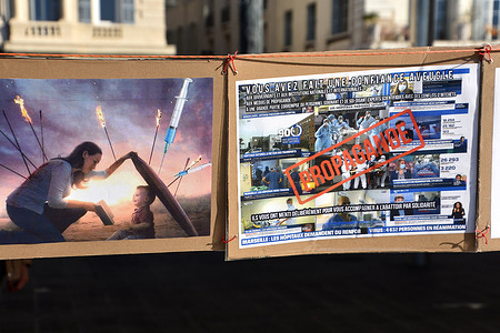 Anti-vaccination posters are hung from a rope in plain view of passers-by.
People against covid-19 vaccination hung anti-vaccination posters from a rope in the Old Port of Marseille (“Vieux-Port de Marseille” in french) to inform passers-by.