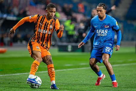 Pedro Henrique (L) of Shakhtar and Elijah Dijkstra (R) of AZ are seen in action during the UEFA Conference League quarter-final match between FC Shakhtar Donetsk and AZ Alkmaar at Henryk Reyman Municipal Stadium. Final score; FC Shakhtar Donetsk 3:0 AZ Alkmaar